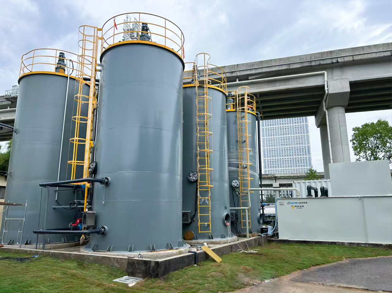 How to achieve the goal of ＂treating waste with waste＂ and how to regenerate waste leachate resou